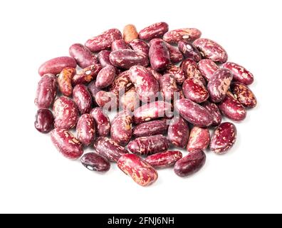 pile de haricots pinto rouges tachetés sur fond blanc Banque D'Images