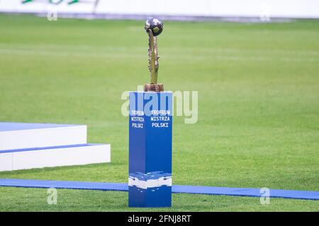 Varsovie, Pologne. 16 mai 2021. Une vue du trophée lors de la cérémonie de remise de la coupe pour avoir remporté la Ligue PKO Ekstraklasa polonaise. Legia Warszawa est devenu le club le plus réussi de Pologne, remportant le championnat polonais pour la 15e fois dans l'histoire. Crédit : SOPA Images Limited/Alamy Live News Banque D'Images