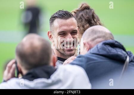 Varsovie, Pologne. 16 mai 2021. Marko Vesovic, de Legia, sourit lors de la cérémonie de remise de la coupe pour avoir remporté la Ligue polonaise PKO Ekstraklasa. Legia Warszawa est devenu le club le plus réussi de Pologne, remportant le championnat polonais pour la 15e fois dans l'histoire. Crédit : SOPA Images Limited/Alamy Live News Banque D'Images