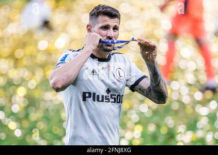 Varsovie, Pologne. 16 mai 2021. Pawel Wszolek de Legia vu pendant la cérémonie de remise de la coupe pour avoir remporté la ligue PKO Ekstraklasa polonaise. Legia Warszawa est devenu le club le plus réussi de Pologne, remportant le championnat polonais pour la 15e fois dans l'histoire. Crédit : SOPA Images Limited/Alamy Live News Banque D'Images