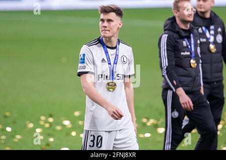 Varsovie, Pologne. 16 mai 2021. Kacper Kostorz de Legia vu lors de la cérémonie de remise de la coupe pour avoir remporté la ligue PKO Ekstraklasa polonaise. Legia Warszawa est devenu le club le plus réussi de Pologne, remportant le championnat polonais pour la 15e fois dans l'histoire. Crédit : SOPA Images Limited/Alamy Live News Banque D'Images