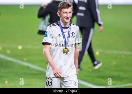 Varsovie, Pologne. 16 mai 2021. Jakub Kisiel de Legia vu lors de la cérémonie de remise de la coupe pour avoir remporté la ligue PKO Ekstraklasa polonaise. Legia Warszawa est devenu le club le plus réussi de Pologne, remportant le championnat polonais pour la 15e fois dans l'histoire. Crédit : SOPA Images Limited/Alamy Live News Banque D'Images