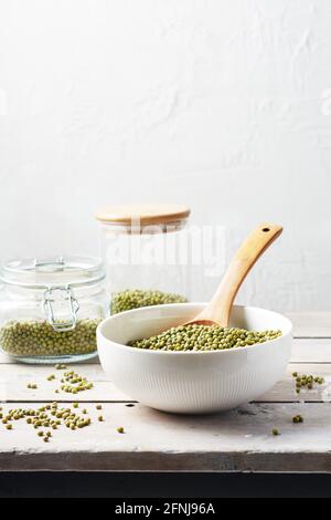 Haricots mung crus dans un bol sur une table en bois. Banque D'Images