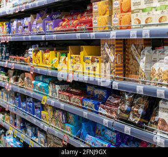 Moscou, Russie - 01 mai 2021. Les cookies et autres bonbons sur le comptoir en magasin produits réseau Perekrestok Banque D'Images