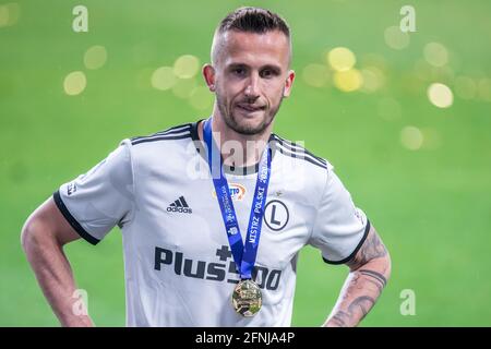 Varsovie, Pologne. 16 mai 2021. Tomas Pekhart de Legia vu lors de la cérémonie de remise de la coupe pour avoir remporté la ligue PKO Ekstraklasa polonaise. Legia Warszawa est devenu le club le plus réussi de Pologne, remportant le championnat polonais pour la 15e fois dans l'histoire. (Photo de Mikolaj Barbanell/SOPA Images/Sipa USA) crédit: SIPA USA/Alay Live News Banque D'Images