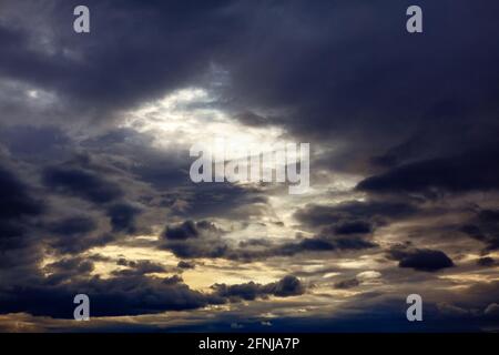 Ciel obscurci par des nuages sombres . Des nuages de tempête au crépuscule Banque D'Images