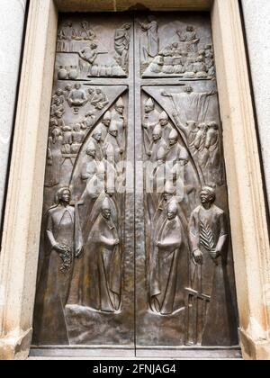 La 'porte de lumière' de la Cathédrale de San Lorenzo, qui est la porte principale de la Cathédrale, qui tire son nom des nouveaux Mystères lumineux. Dans cette œuvre d'art, les Mystères lumineux sont représentés dans la partie supérieure et se débranlent de la croix centrale, symbolisant les rayons de lumière offerts au monde par le sacrifice du Christ qui est « notre lumière et la lumière du monde ». L'artiste Roberto Joppolo, dans son œuvre "Porta della Luce", voulait représenter en premier plan les saints Patrons de Viterbo: Santa Rosa et San Lorenzo. La porte entièrement en bronze mesure 4.70 mètres de haut, 2.30 mètres Banque D'Images