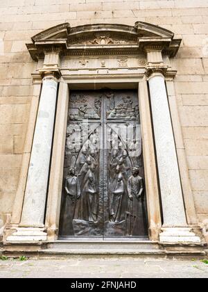 La 'porte de lumière' de la Cathédrale de San Lorenzo, qui est la porte principale de la Cathédrale, qui tire son nom des nouveaux Mystères lumineux. Dans cette œuvre d'art, les Mystères lumineux sont représentés dans la partie supérieure et se débranlent de la croix centrale, symbolisant les rayons de lumière offerts au monde par le sacrifice du Christ qui est « notre lumière et la lumière du monde ». L'artiste Roberto Joppolo, dans son œuvre "Porta della Luce", voulait représenter en premier plan les saints Patrons de Viterbo: Santa Rosa et San Lorenzo. La porte entièrement en bronze mesure 4.70 mètres de haut, 2.30 mètres Banque D'Images