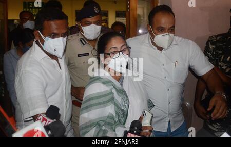 Kolkata, Inde. 17 mai 2021. Le ministre en chef du Bengale occidental et le suprêmo de la TMC Mamata Banerjee sortant du bureau de la CBI à la suite de l'arrestation des ministres de la TMC et des MLs dans l'affaire Narada scam, à Nizam place à Kolkata en Inde. (Photo de Sanjay Purkait/Pacific Press) crédit: Pacific Press Media production Corp./Alay Live News Banque D'Images