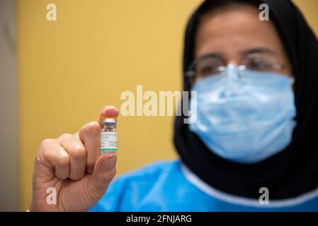 Téhéran, Iran. 17 mai 2021. Le personnel médical iranien portant un masque de protection maintient le nouveau vaccin contre le coronavirus sinopharm (COVID-19) en main. (Photo de Sobhan Farajvan/Pacific Press) crédit: Pacific Press Media production Corp./Alay Live News Banque D'Images