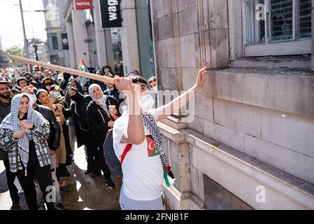 Londres, Royaume-Uni. 15 mai 2021. Les manifestants pro-Palestine défilent à Londres de Marble Arch à l'ambassade israélienne contre l'expulsion israélienne de Palestiniens Banque D'Images