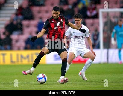 Dominic Solanke (à gauche) de l'AFC Bournemouth et Christian Norgaard de Brentford se battent pour le ballon lors de la demi-finale du championnat Sky Bet Playoff, match de la première jambe au stade Vitality, à Bournemouth. Date de la photo: Lundi 17 mai 2021. Banque D'Images