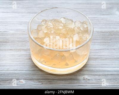 bulles de tapioca bouillies dans un bol en verre sur une table en bois gris Banque D'Images