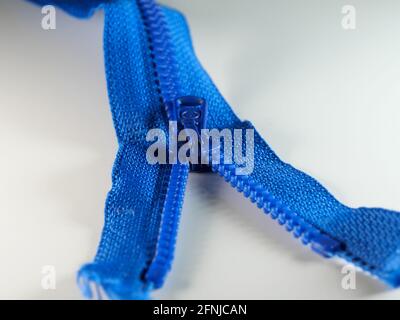 Gros plan sur une fermeture éclair en tissu bleu Banque D'Images