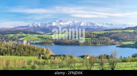 Paysage avec le lac Czorsztyn et les montagnes enneigées de Tatra en arrière-plan, Pologne Banque D'Images