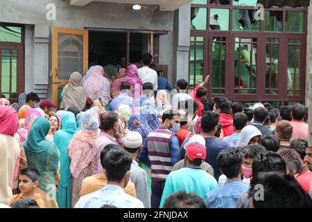 Cachemire, Inde. 17 mai 2021. Les gens se rassemblent près du site de combat à la périphérie de Srinagar Indian Administered Cachemire le 17 mai 2021. Deux militants ont été tués dans le combat par balle qui a éclaté tôt le matin dans la région. (Photo de Najmus Saqib/Sipa USA) crédit: SIPA USA/Alay Live News Banque D'Images