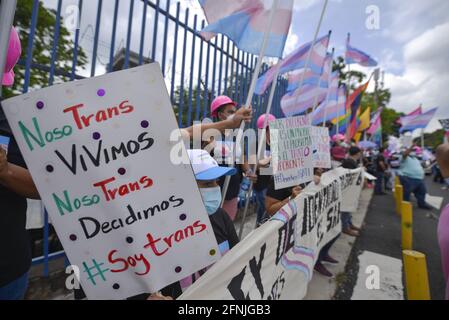 San Salvador, El Salvador. 17 mai 2021. Un démonstrateur tient un panneau pour défendre les droits transgenres pendant la manifestation.des membres de la communauté LGTB sont descendus dans la rue lors de la Journée internationale contre l'homophobie, la transphobie et la biphobie, les manifestants ont protesté contre l'archivage d'une loi qui permettrait aux membres transgenres de s'identifier comme tels sur leurs cartes d'identité. (Photo de Camilo Freedman/SOPA Images/Sipa USA) crédit: SIPA USA/Alay Live News Banque D'Images