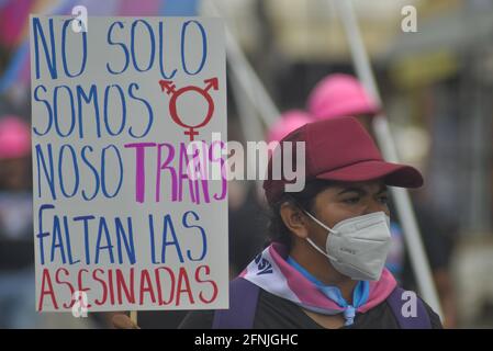 San Salvador, El Salvador. 17 mai 2021. Un démonstrateur tient un panneau pour défendre les droits transgenres pendant la manifestation.des membres de la communauté LGTB sont descendus dans la rue lors de la Journée internationale contre l'homophobie, la transphobie et la biphobie, les manifestants ont protesté contre l'archivage d'une loi qui permettrait aux membres transgenres de s'identifier comme tels sur leurs cartes d'identité. (Photo de Camilo Freedman/SOPA Images/Sipa USA) crédit: SIPA USA/Alay Live News Banque D'Images