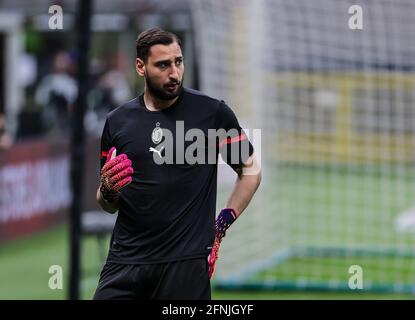 Gianluigi Donnarumma de l'AC Milan se réchauffe pendant la série Un match de football de 2020/21 entre AC Milan et Cagliari Calcio / LM Banque D'Images