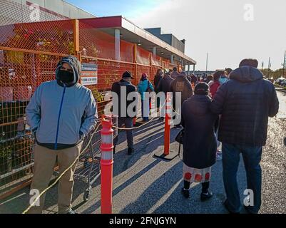 Toronto (Ontario), Canada, le 2021 mai - les clients font la queue tôt le matin pour se rendre à l'épicerie Banque D'Images