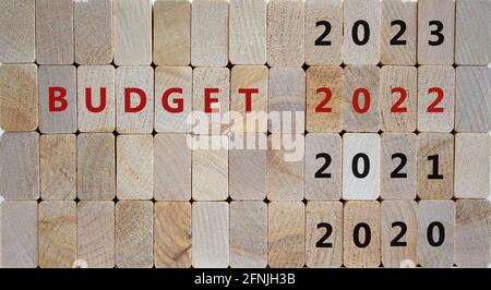 Concept d'affaires de la planification budgétaire 2022. Cubes en bois avec l'inscription 'BUDGET 2022' et les numéros 2020, 2021, 2023. Magnifique fond en bois, c Banque D'Images