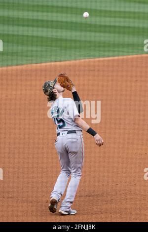 Miami Marlins troisième basan Brian Anderson (15) attrape une mouche pop lors d'un match de MLB contre les Los Angeles Dodgers, dimanche 16 mai 2021, à Los Ange Banque D'Images