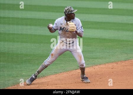 Miami Marlins second baseman Jazz Chisholm Jr. (2) se met à jeter à la première base pour une sortie lors d'un match MLB contre les Los Angeles Dodgers, dimanche, M Banque D'Images