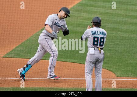 Adam Duvall (14), le fiantre de gauche de Miami Marlins fête avec la troisième L'entraîneur de base Trey Hillman (88) après trois coups homer pendant un jeu MLB à nouveau Banque D'Images