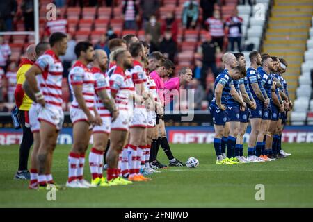 Leigh Sports Village, Lancashire, Royaume-Uni. 17 mai 2021. Ligue de rugby anglaise; Leigh Centurions versus Wigan Warriors; les équipes observent un silence de quelques minutes avant le match Credit: Action plus Sports/Alamy Live News Banque D'Images