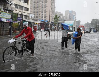 Mumbai, Inde. 17 mai 2021. Les gens se sont précipités dans une rue inondée en raison de fortes pluies causées par le cyclone Tauktae à Mumbai. Des vents forts et de fortes pluies ont frappé Mumbai et ses environs aujourd'hui matin en raison d'une grave tempête cyclonique, Tauktae. Il a fait des chutes près de la côte du Gujarat le soir du 17 mai, a déclaré le Département météorologique de l'Inde (IMD). (Photo par Ashish Vaishnav/SOPA Images/Sipa USA) crédit: SIPA USA/Alay Live News Banque D'Images