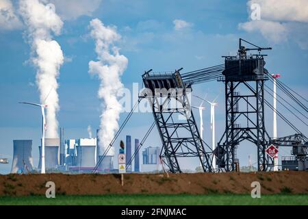 Pelle à lignite dans la mine de lignite opencast de Garzweiler, centrale à charbon Neurath en arrière-plan, parc éolien RWE, Erkelenz, NRW, Allemagne Banque D'Images