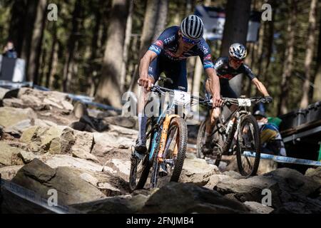 De Letf Mathieu van der Poel des pays-Bas et Thomas Pidcock de Grande-Bretagne en action pendant la coupe du monde UCI Mountain Bike le 16 mai 2021, en novembre Banque D'Images