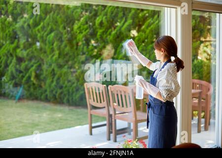 Femme japonaise qui nettoie la maison Banque D'Images