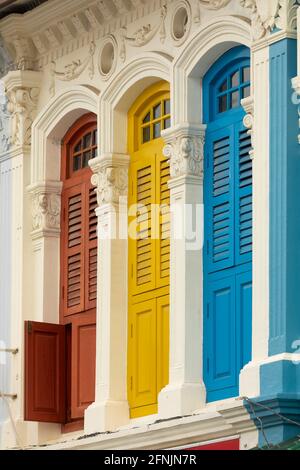 Fenêtres aux couleurs vives sur les façades de bâtiments de Little India et de la ville chinoise, près de Rochor, à Singapour, en Asie du Sud-est. Bel exemple de c Banque D'Images