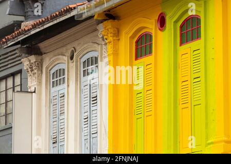 Fenêtres aux couleurs vives sur les façades de bâtiments de Little India et de la ville chinoise, près de Rochor, à Singapour, en Asie du Sud-est. Bel exemple de c Banque D'Images