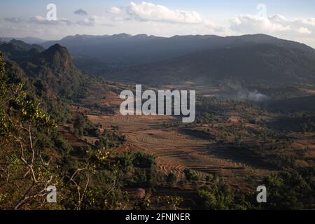 Point de vue donnant sur un magnifique paysage de vallée avec des terres de ferme de rizières en terrasse pendant le soleil du soir entre Kalaw et le lac Inle, Shan stat Banque D'Images