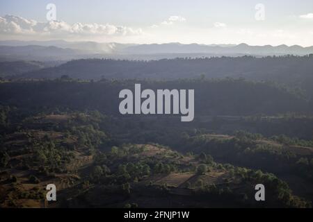 Point de vue donnant sur un magnifique paysage de vallée avec des terres de ferme de rizières en terrasse pendant le soleil du soir entre Kalaw et le lac Inle, Shan stat Banque D'Images