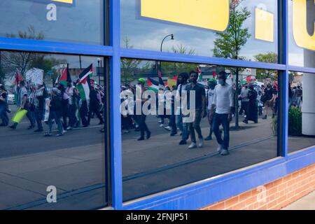 Dearborn, États-Unis. 15 mai 2021. Quelques milliers de personnes se sont rassemblées pour se rassembler contre l'occupation israélienne et les raids aériens sur des Palestiniens à Dearborn, Michigan, le 15 mai 2021. La manifestation a été organisée par le mouvement palestinien de la jeunesse, et Dearborn abrite la plus grande population arabo-américaine des États-Unis (photo de Dominick Sokotooff/Sipa USA) Credit: SIPA USA/Alamy Live News Banque D'Images