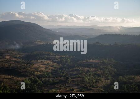 Point de vue donnant sur un magnifique paysage de vallée avec des terres de ferme de rizières en terrasse pendant le soleil du soir entre Kalaw et le lac Inle, Shan stat Banque D'Images