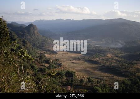 Point de vue donnant sur un magnifique paysage de vallée avec des terres de ferme de rizières en terrasse pendant le soleil du soir entre Kalaw et le lac Inle, Shan stat Banque D'Images