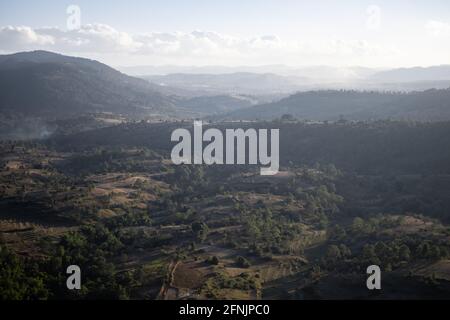 Point de vue donnant sur un magnifique paysage de vallée avec des terres de ferme de rizières en terrasse pendant le soleil du soir entre Kalaw et le lac Inle, Shan stat Banque D'Images