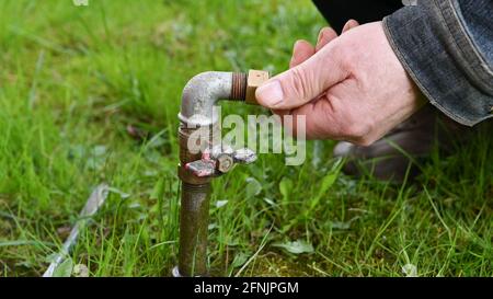 Tuyau d'eau pour flexible dans l'herbe. Banque D'Images