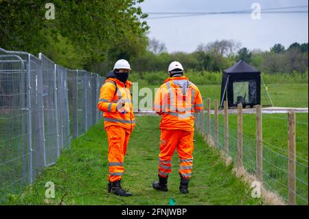 Great Missenden, Buckinghamshire, Royaume-Uni. 14 mai 2021. Deux gardes de sécurité HS2 ont grimpé au-dessus d'une clôture sur une voie publique à proximité d'un complexe HS2 pour dire à une photographe solitaire qu'elle ne pouvait pas prendre de photos. HS2 essayez régulièrement d'intimider les membres de la presse et le public près des sites HS2. La très controversée liaison ferroviaire High Speed 2 de Londres à Birmingham est en train de sculpter une cicatrice laid à travers les Chilterns qui est un AONB. Crédit : Maureen McLean/Alay Banque D'Images