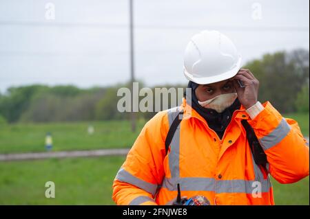 Great Missenden, Buckinghamshire, Royaume-Uni. 14 mai 2021. Deux gardes de sécurité HS2 ont grimpé au-dessus d'une clôture sur une voie publique à proximité d'un complexe HS2 pour dire à une photographe solitaire qu'elle ne pouvait pas prendre de photos. HS2 essayez régulièrement d'intimider les membres de la presse et le public près des sites HS2. La très controversée liaison ferroviaire High Speed 2 de Londres à Birmingham est en train de sculpter une cicatrice laid à travers les Chilterns qui est un AONB. Crédit : Maureen McLean/Alay Banque D'Images