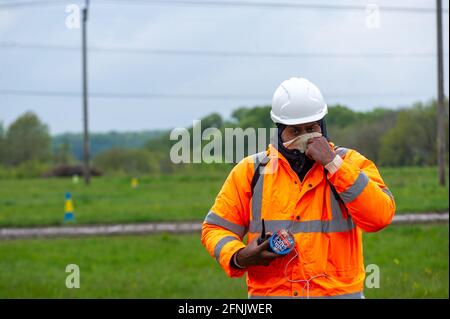 Great Missenden, Buckinghamshire, Royaume-Uni. 14 mai 2021. Deux gardes de sécurité HS2 ont grimpé au-dessus d'une clôture sur une voie publique à proximité d'un complexe HS2 pour dire à une photographe solitaire qu'elle ne pouvait pas prendre de photos. HS2 essayez régulièrement d'intimider les membres de la presse et le public près des sites HS2. La très controversée liaison ferroviaire High Speed 2 de Londres à Birmingham est en train de sculpter une cicatrice laid à travers les Chilterns qui est un AONB. Crédit : Maureen McLean/Alay Banque D'Images