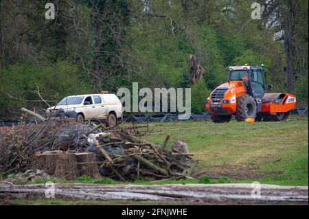 Great Missenden, Buckinghamshire, Royaume-Uni. 14 mai 2021. HS2 construisent une autre route de transport à Great Missenden. HS2 ont détruit un certain nombre de chênes matures ainsi que des haies. La très controversée liaison ferroviaire High Speed 2 de Londres à Birmingham est déjà largement hors de budget et sculpte une vile cicatrice à travers les Chilterns qui est un AONB. Crédit : Maureen McLean/Alay Banque D'Images