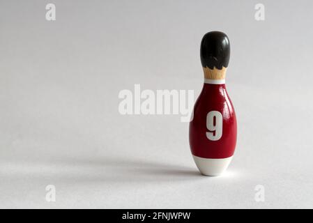 vue arrière d'une marionnette en bois en forme de bowling avec une chemise numéro neuf Banque D'Images