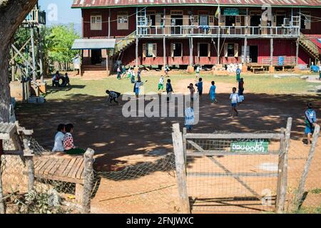 État de Shan, Myanmar - janvier 7 2020 : les enfants jouent à l'extérieur sur une aire de jeux d'une école rurale près du lac Inle Banque D'Images