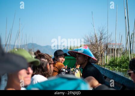 Etat de Shan, Myanmar - janvier 7 2020 : les habitants de chapeaux et de thanka et les touristes voyagent en bateau traditionnel près du lac Inle, Nyaung Shwe Banque D'Images