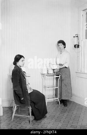 Margaret Sanger, militante du contrôle des naissances (1879-1966) avec Fania Mindell Inside Birth Control Clinic, Brownsville, Brooklyn, New York, États-Unis, Bain News Service, 1916 Banque D'Images